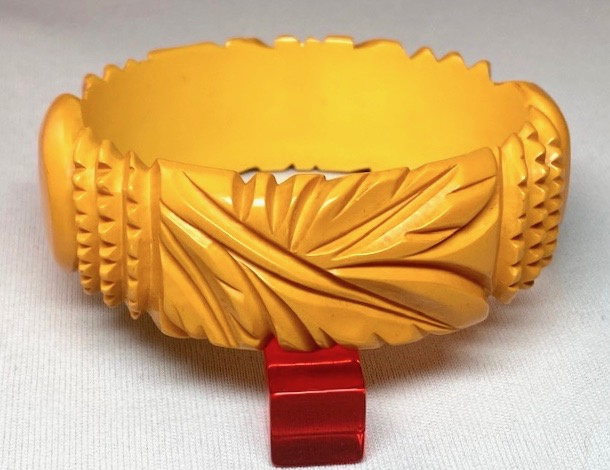 BB546 corn leaf & sawtooth edge carved bakelite bangle